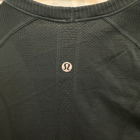 lululemon swiftly tech short sleeve (color: submarine, size: 2) - Picture 4 of 4